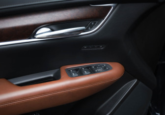 Подержанный автомобиль Cadillac XT5 2021 года (18 фото)