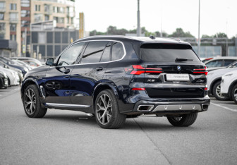 Подержанный автомобиль BMW X5 2024 года (5 фото)