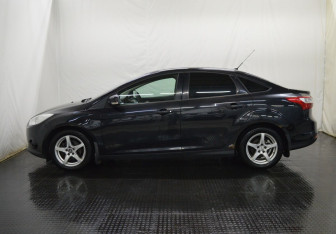 Подержанный автомобиль Ford Focus Sedan 2013 года (8 фото)