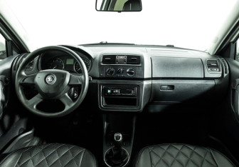 Подержанный автомобиль Skoda Fabia Hatchback 2013 года (13 фото)
