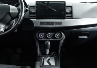 Подержанный автомобиль Mitsubishi Lancer Sedan 2010 года (14 фото)