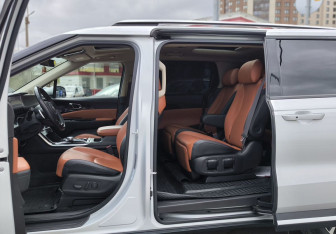 Подержанный автомобиль Kia Carnival 2021 года (11 фото)