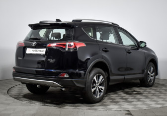 Подержанный автомобиль Toyota RAV4 2017 года (5 фото)