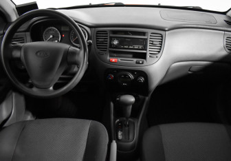 Подержанный автомобиль Kia Rio Hatchback 2006 года (13 фото)