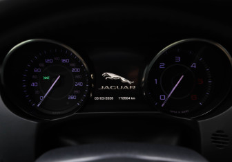 Подержанный автомобиль Jaguar XE 2015 года (12 фото)