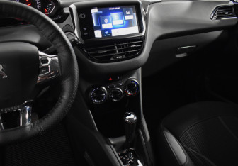 Подержанный автомобиль Peugeot 208 2013 года (14 фото)