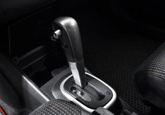 Подержанный автомобиль Nissan Tiida Hatchback 2011 года (11 фото)