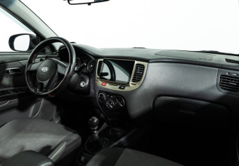 Подержанный автомобиль Kia Rio Hatchback 2009 года (9 фото)
