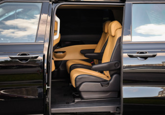 Подержанный автомобиль Kia Carnival 2021 года (9 фото)