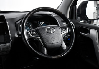 Подержанный автомобиль Toyota Land Cruiser Prado 2019 года (19 фото)