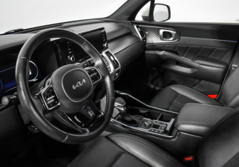 Подержанный автомобиль Kia Sorento 2023 года (9 фото)