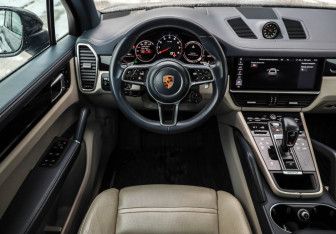 Подержанный автомобиль Porsche Cayenne 2019 года (12 фото)