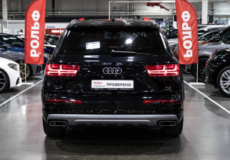 Подержанный автомобиль Audi Q7 2017 года (9 фото)