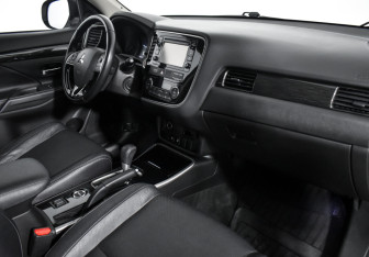 Подержанный автомобиль Mitsubishi Outlander 2017 года (13 фото)