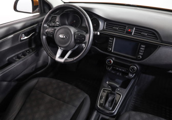 Подержанный автомобиль Kia Rio Hatchback 2018 года (8 фото)