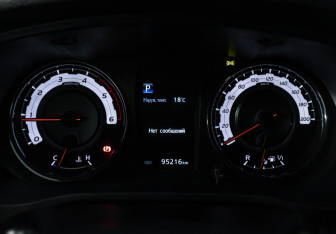 Подержанный автомобиль Toyota Hilux 2020 года (12 фото)
