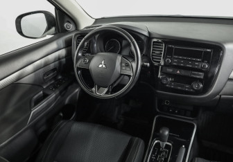 Подержанный автомобиль Mitsubishi Outlander 2017 года (9 фото)