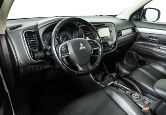 Подержанный автомобиль Mitsubishi Outlander 2012 года (11 фото)