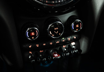 Подержанный автомобиль MINI Hatch 2019 года (17 фото)
