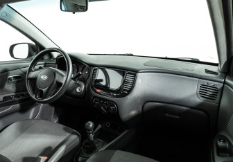 Подержанный автомобиль Kia Rio Hatchback 2011 года (9 фото)
