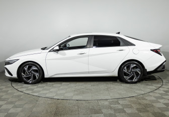 Подержанный автомобиль Hyundai Elantra Sedan 2023 года (8 фото)
