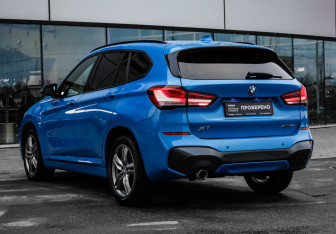 Подержанный автомобиль BMW X1 2021 года (10 фото)