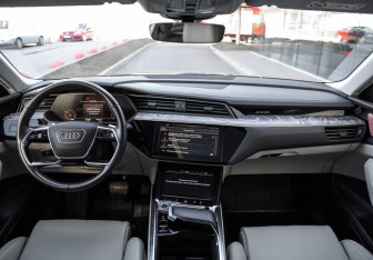 Подержанный автомобиль Audi e-tron 2021 года (13 фото)