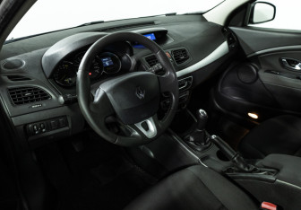 Подержанный автомобиль Renault Megane Hatchback 2011 года (11 фото)