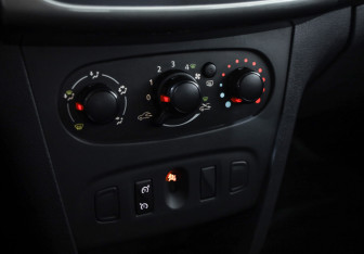 Подержанный автомобиль Renault Sandero 2015 года (14 фото)