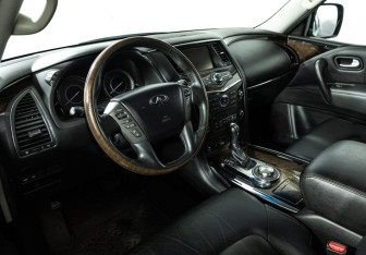 Подержанный автомобиль Infiniti QX80 2014 года (11 фото)