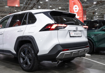 Подержанный автомобиль Toyota RAV4 2022 года (18 фото)