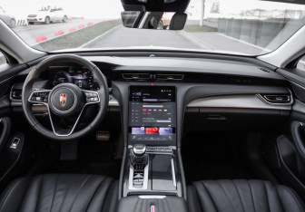 Подержанный автомобиль Hongqi H5 2023 года (13 фото)