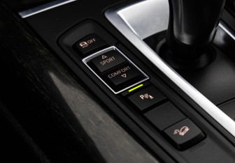 Подержанный автомобиль BMW X5 2015 года (19 фото)