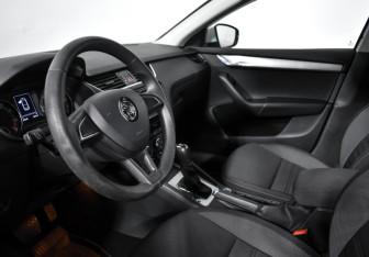 Подержанный автомобиль Skoda Octavia Liftback 2018 года (9 фото)