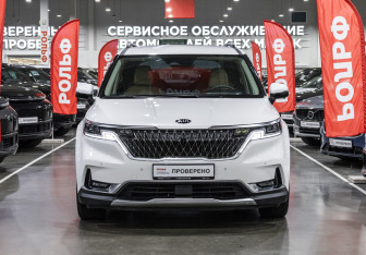 Подержанный автомобиль Kia Carnival 2020 года (3 фото)