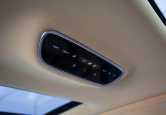 Подержанный автомобиль Voyah Dream 2023 года (15 фото)