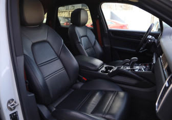 Подержанный автомобиль Porsche Cayenne 2018 года (11 фото)