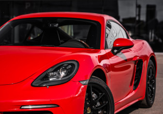 Подержанный автомобиль Porsche Cayman 2018 года (2 фото)