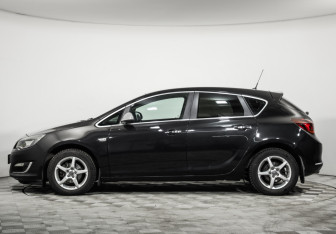 Подержанный автомобиль Opel Astra Hatchback 2012 года (8 фото)