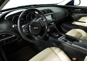 Подержанный автомобиль Jaguar XE 2016 года (11 фото)
