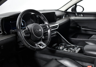Подержанный автомобиль Kia K5 2021 года (9 фото)