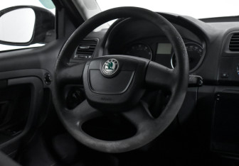 Подержанный автомобиль Skoda Fabia Hatchback 2010 года (15 фото)