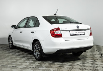 Подержанный автомобиль Skoda Rapid Liftback 2017 года (7 фото)