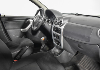 Подержанный автомобиль Renault Sandero 2013 года (11 фото)