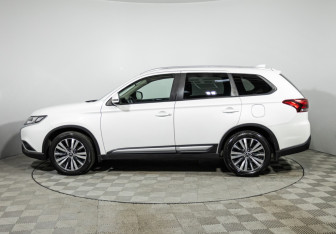 Подержанный автомобиль Mitsubishi Outlander 2019 года (8 фото)
