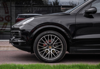 Подержанный автомобиль Porsche Cayenne 2021 года (10 фото)
