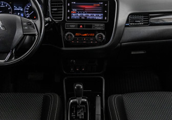 Подержанный автомобиль Mitsubishi Outlander 2019 года (14 фото)