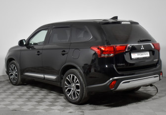 Подержанный автомобиль Mitsubishi Outlander 2019 года (7 фото)