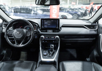 Подержанный автомобиль Toyota RAV4 2022 года (14 фото)