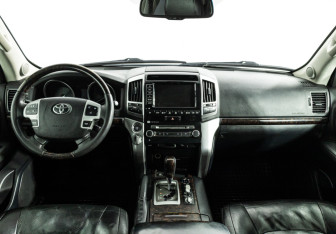 Подержанный автомобиль Toyota Land Cruiser Suv 2012 года (13 фото)